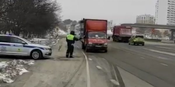 Из-за сильного ветра ограничили движение грузовиков на трассе под Геленджиком