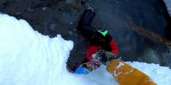 Падение лыжника с 8-метровой высоты в ручей в горах Сочи попало на видео