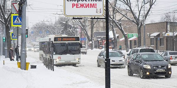 В Краснодаре снова пробки из-за снегопада