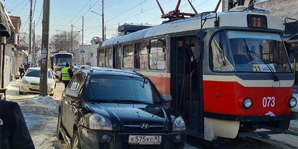 В Краснодаре почти на час остановились трамваи из-за застрявшей на путях машины