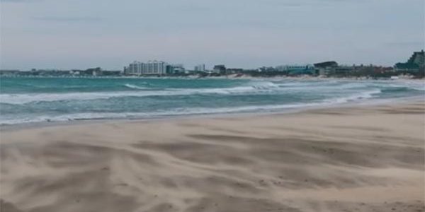 На пляже в Анапе во время шторма появились волны из песка