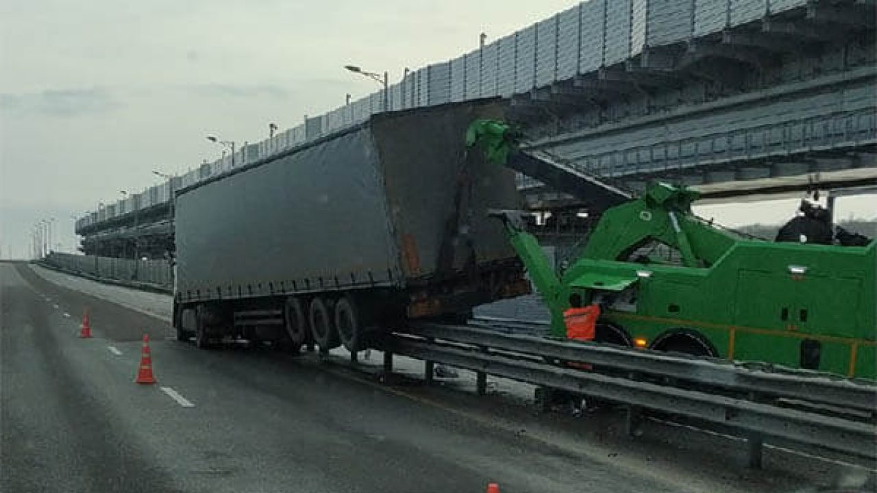 Ехавшая на Кубань фура повисла на ограждении Крымского моста, ее водитель  заснул - 11 февраля, 2021 Все новости, Происшествия «Кубань 24»