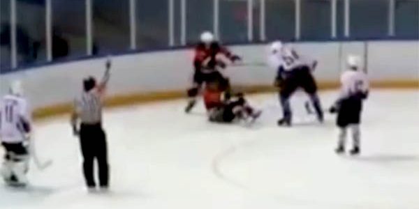 В Сочи во время любительского матча хоккеисты избили соперника из другой команды