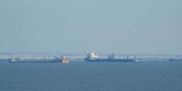 Сухогруз с отравившимися моряками пришвартовали в 5 км от порта «Кавказ»