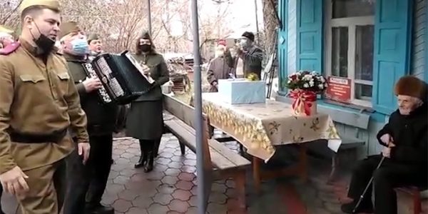 В Тимашевском районе ветерана поздравили со 100-летием народными песнями