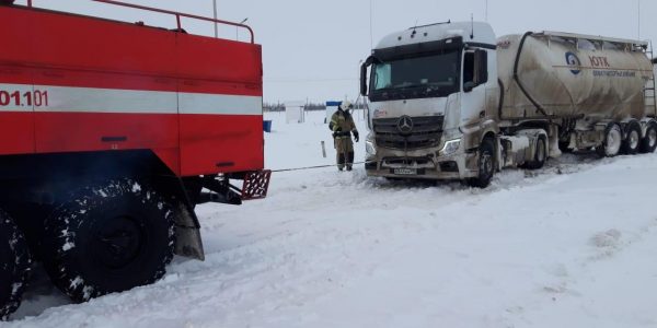 На дорогах Кубани спасатели ночью оказали помощь нескольким водителям