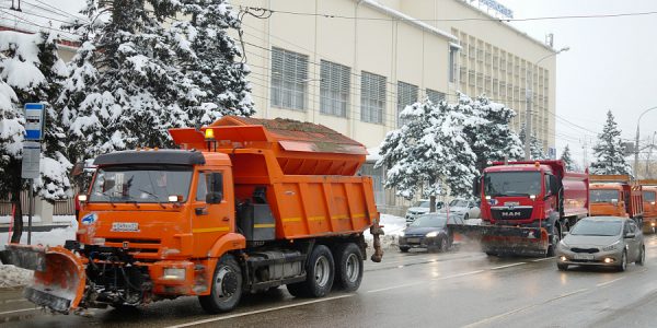 На кубанские трассы вышли 265 машин для расчистки дорог от снега