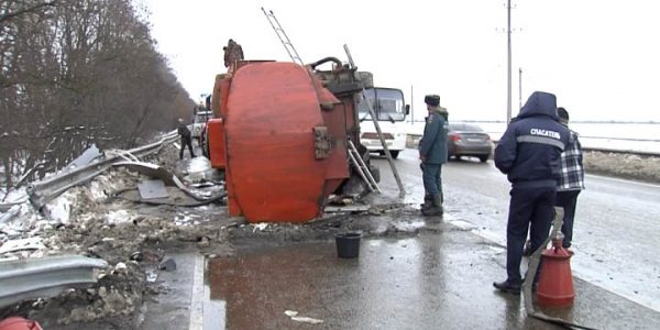 В Усть-Лабинском районе оценят экологический ущерб от ДТП с бензовозом