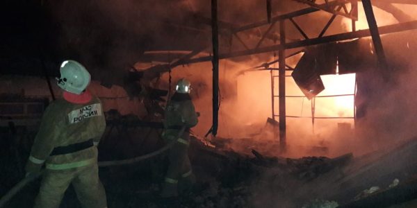В Динском районе потушили пожар на складе