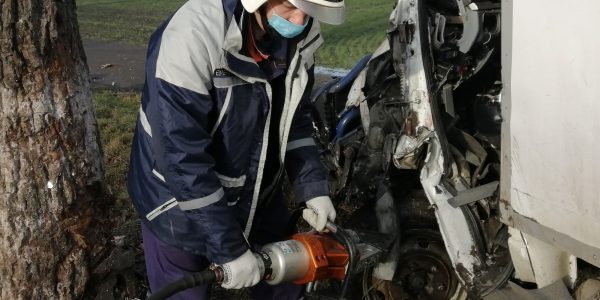 На Кубани водителя зажало в кабине «газели» после ДТП, ему помогли спасатели