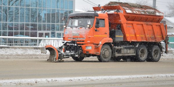 В Краснодаре за день расчистили и обработали более 260 участков дорог