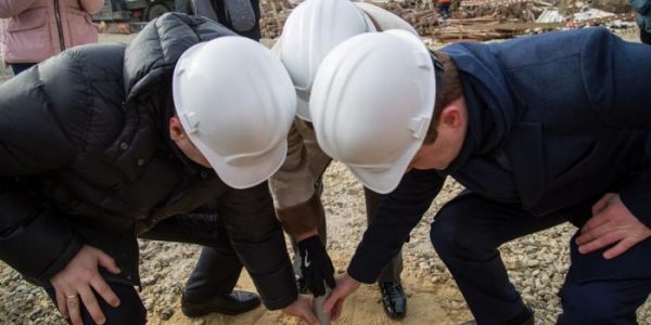 В Анапе заложили капсулу времени с вакциной «Спутник V», маской и перчатками