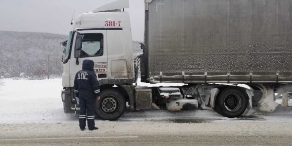 На Кубани из-за снегопада ограничили движение большегрузов на трассе М4 «Дон»