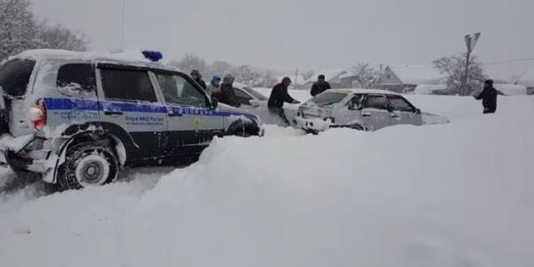 На Кубани сотрудники ГИБДД ежедневно помогают автомобилистам выбраться из снега