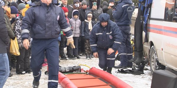 Сотрудники МЧС Краснодара провели показательные выступления «Спасение на воде»
