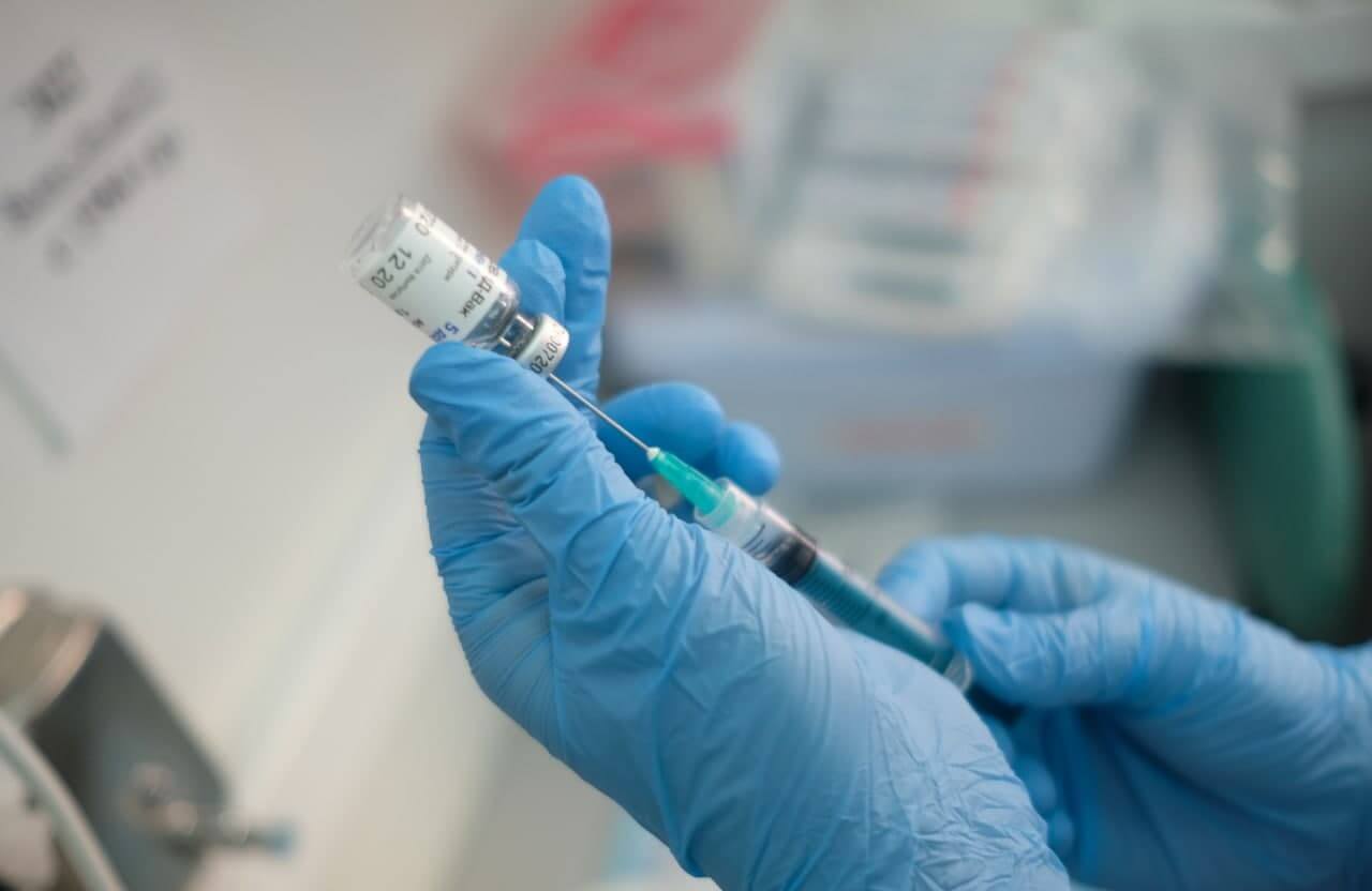 В России в июле начнут испытывать вакцину от COVID-19 среди подростков