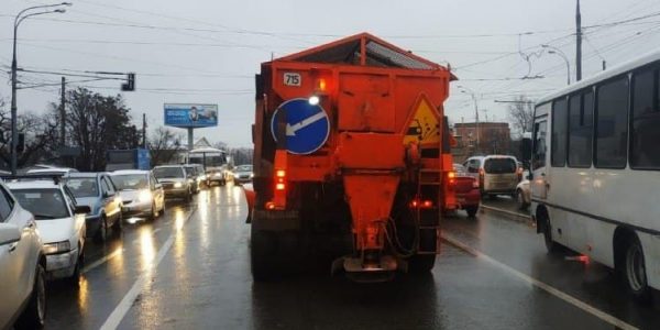 В Краснодаре из-за снега на дороги вышла спецтехника