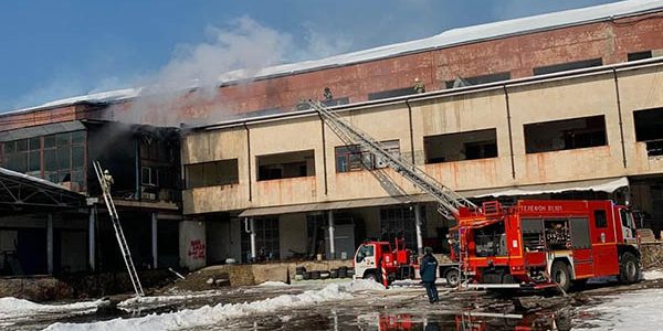 В центре Краснодара произошел крупный пожар в здании бывшего завода Седина