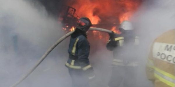 В Краснодаре ликвидировали открытое горение на складах на улице Конечной