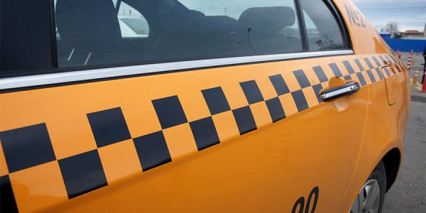В Краснодаре лучшего таксиста определят с помощью граненого стакана