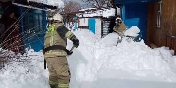 На Кубани спасатели помогают пенсионерам расчищать дворы от снега