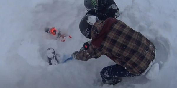 Школьника наградили за спасение из-под снега сноубордиста в горах Сочи