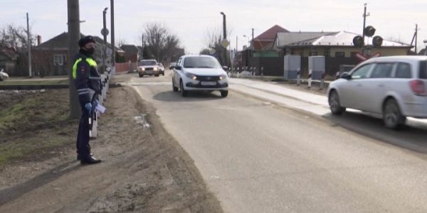 В Усть-Лабинске водителям напомнили о ПДД на железнодорожных переездах