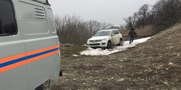 В горах Новороссийска иномарка на ночь застряла в грязи, ее вытащили спасатели