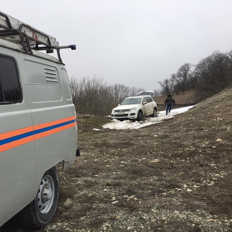В горах Новороссийска иномарка на ночь застряла в грязи, ее вытащили спасатели