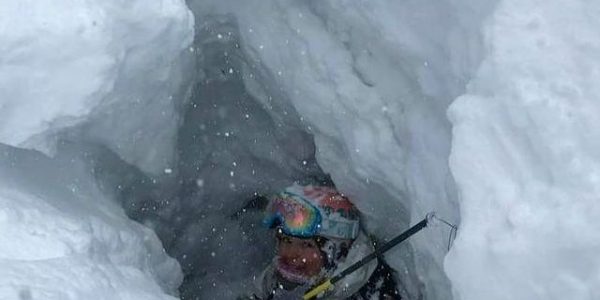 В горах Сочи сноубордистка провалилась на 2 метра в снег недалеко от трассы