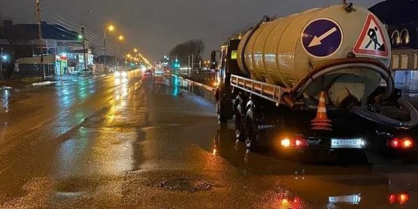 В Краснодаре из-за дождя на дорогах дежурит спецтехника