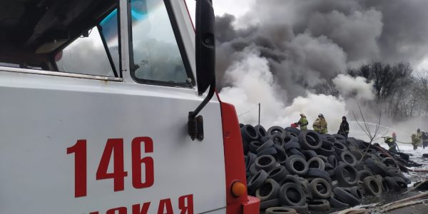 Эксперты МЧС замерят ПДК веществ в воздухе после пожара на складе в Динской