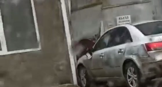 В Краснодаре водитель сбил мужчину, который молотком бил по его машине