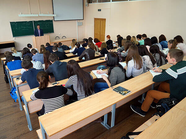 Минобрнауки разрешило иностранным студентам из 25 стран въезд в Россию