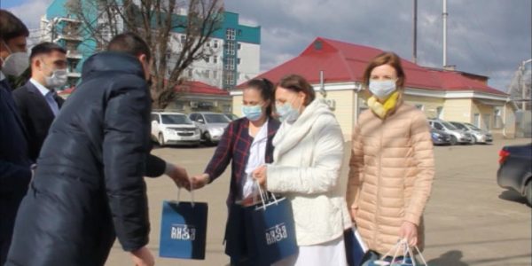 В Краснодаре поздравили с 8 Марта женщин-медиков инфекционной больницы края