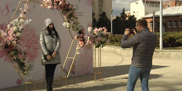 В Краснодаре 8 Марта организовали фотозону, где раздавали цветы женщинам