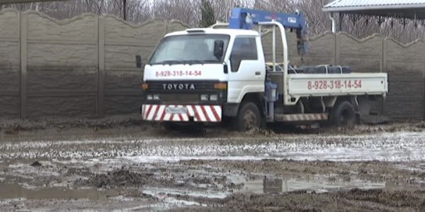 В Краснодаре на улице Круговой два года не могут устранить разлив канализации
