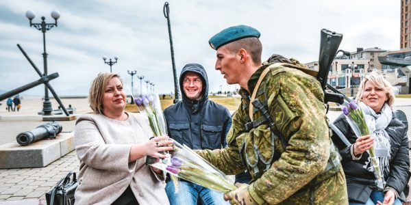 В Новороссийске женщин с 8 Марта поздравили десантники на квадроциклах. Фото