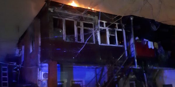 В Краснодаре произошел крупный пожар в многоквартирном доме на улице Красной