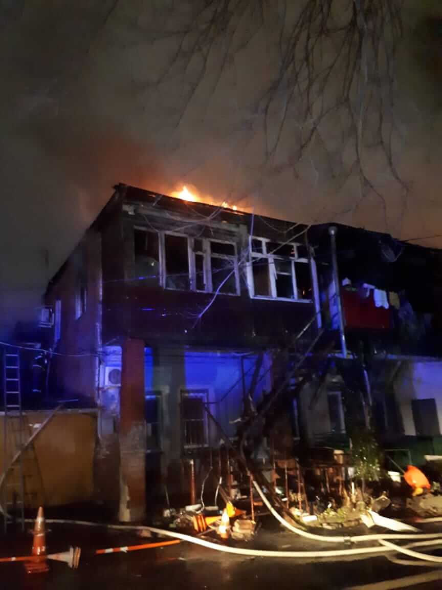 В Краснодаре произошел крупный пожар в многоквартирном доме на улице Красной
