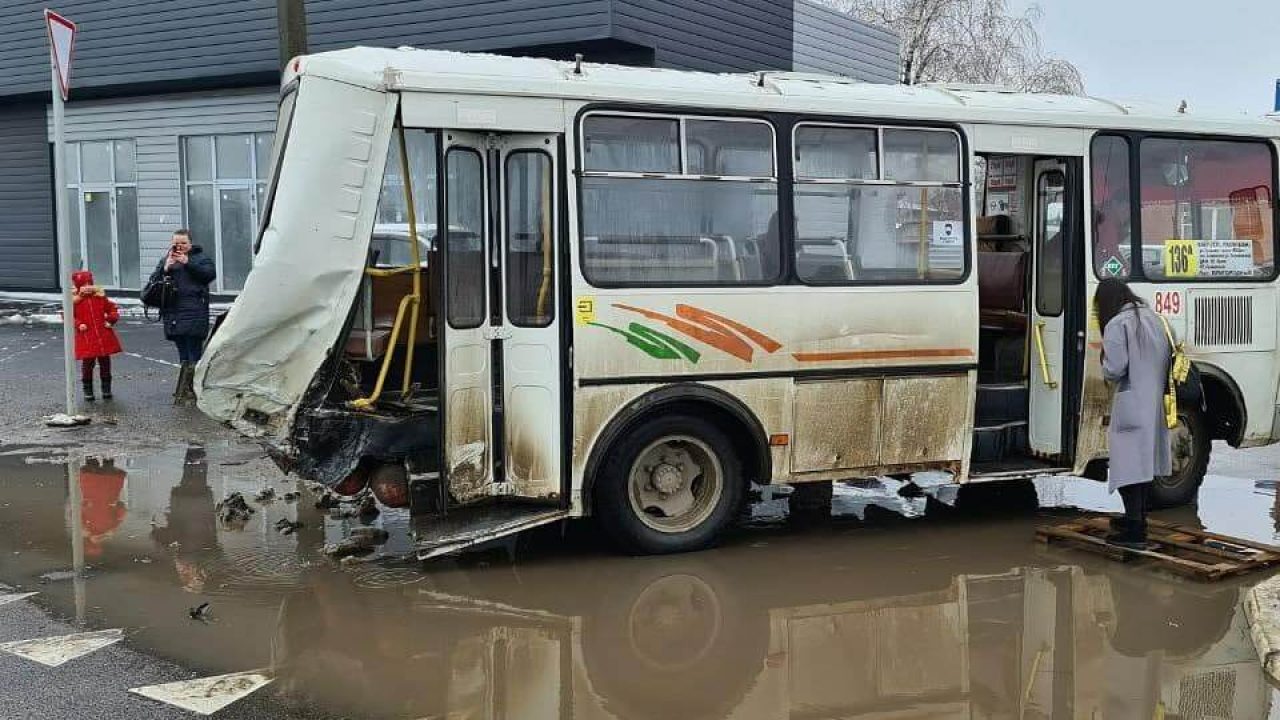 В Краснодаре столкнулись автобус ПАЗ и иномарка - 24 марта, 2021 Все  новости, Происшествия «Кубань 24»