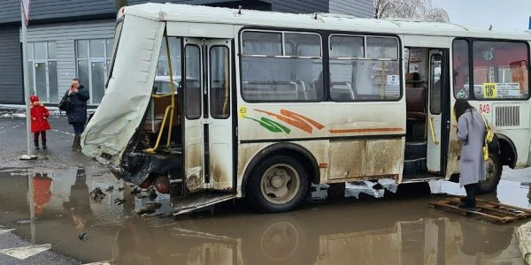 В Краснодаре столкнулись автобус ПАЗ и иномарка