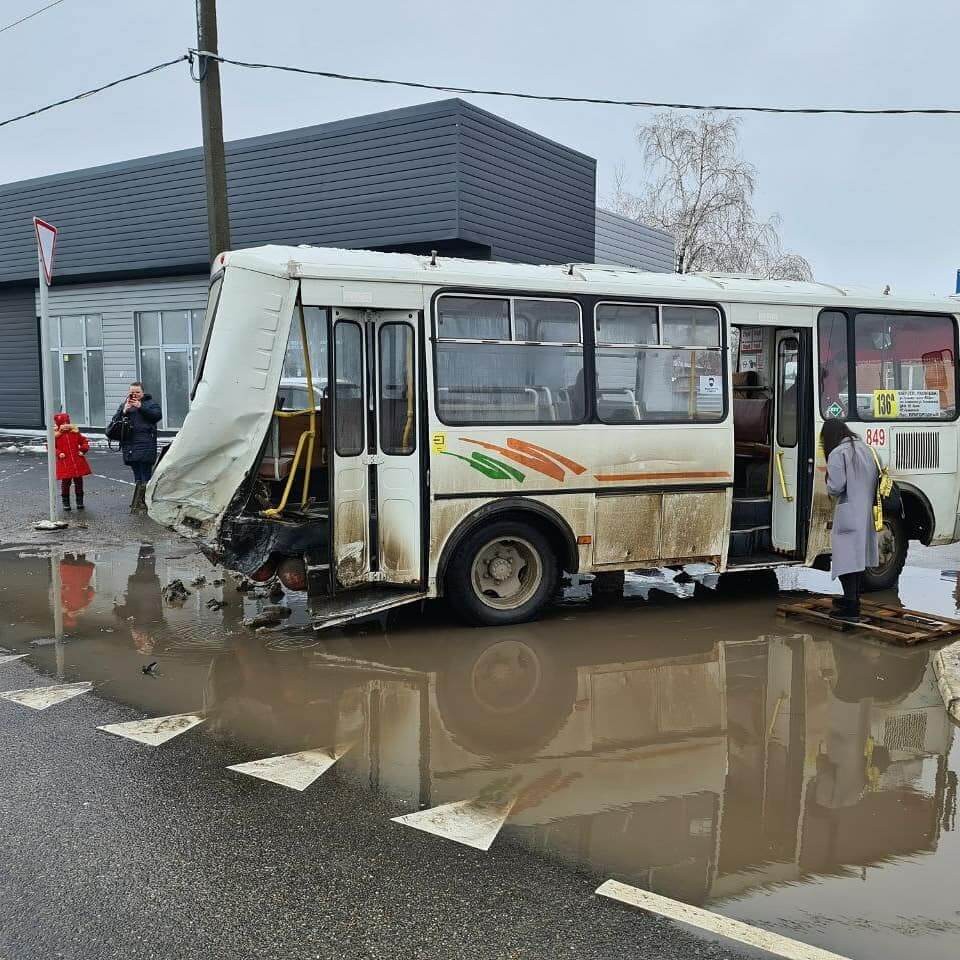 В Краснодаре столкнулись автобус ПАЗ и иномарка