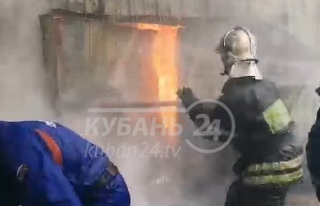 В Динском районе потушили крупный пожар на складе