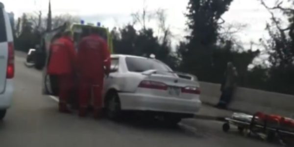 В Сочи иномарка столкнулась с экскаватором, ее водителя зажало в машине