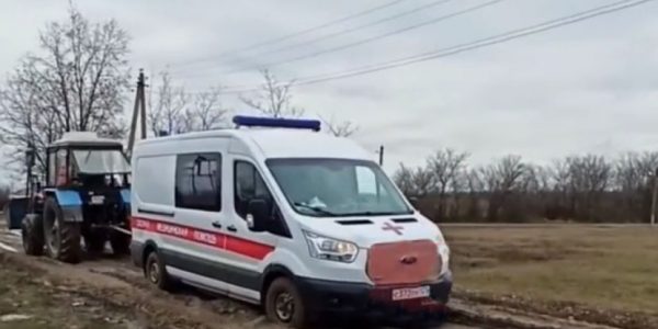 На Кубани трактор вытащил машину скорой помощи, застрявшую в грязи
