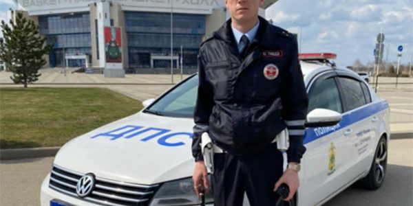 В Краснодаре инспектор ДПС сопроводил машину с рожающей женщиной в больницу