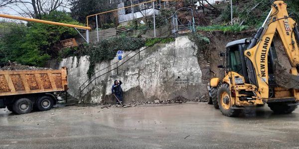 В Туапсе обрушилась подпорная стена