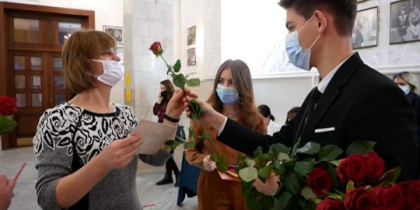 Вам, любимые — в Армавире к 8 Марта женщинам раздают цветы на улицах