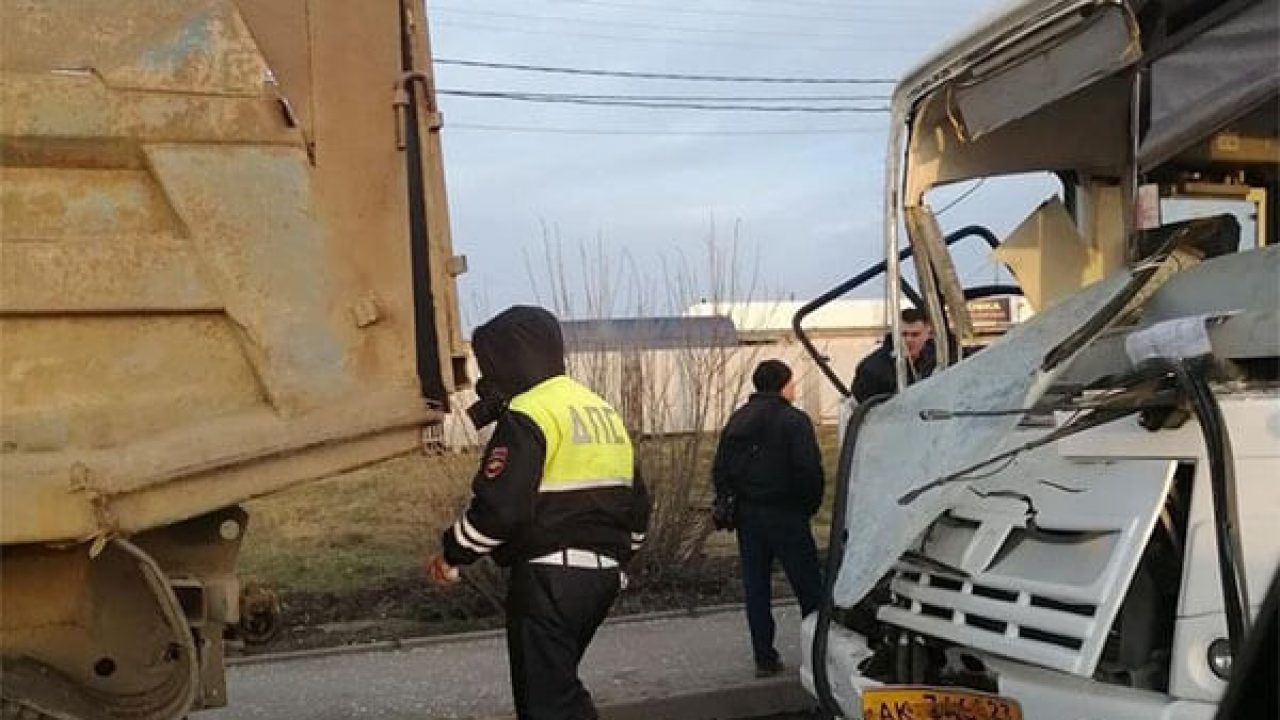 В Краснодаре иномарка «подрезала» мусоровоз, в него врезался маршрутный  автобус - 5 марта, 2021 Все новости, Происшествия «Кубань 24»